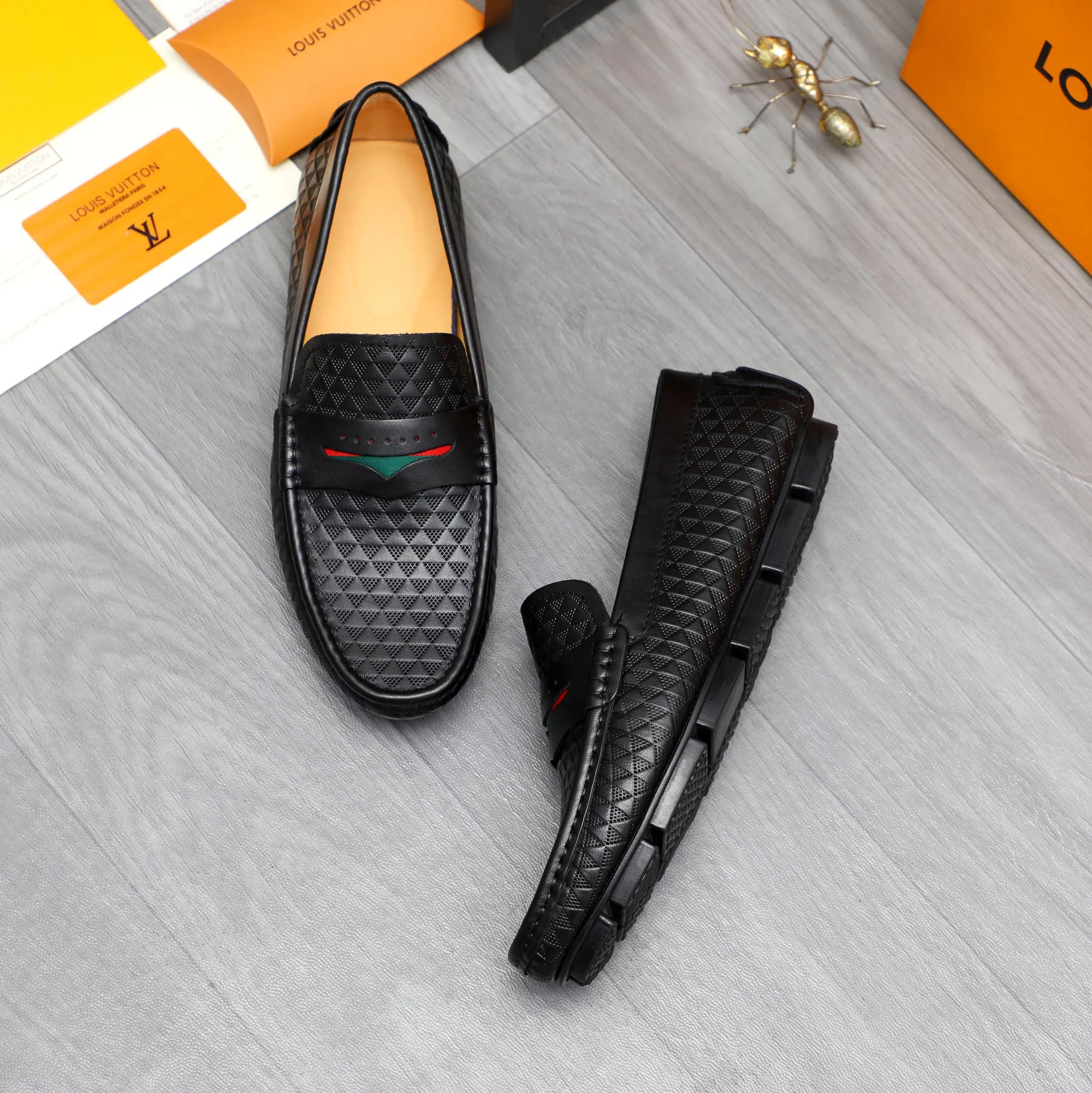 Men's shoes 💰360 Product trademark: LV "Louis Vuitton" casual slip-on men's shoes Regular size: 38-45 Product material: Selected embossed cowhide upper, pigskin lining, rubber outsole